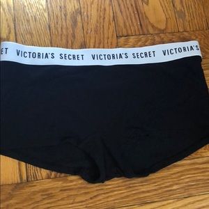 🔥VS Black logo boyshort panty